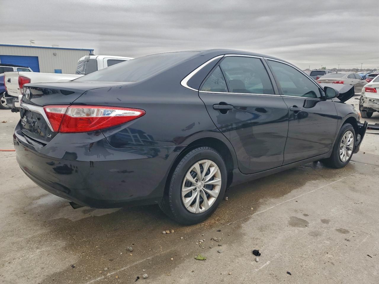 2017 TOYOTA CAMRY LE photo 5