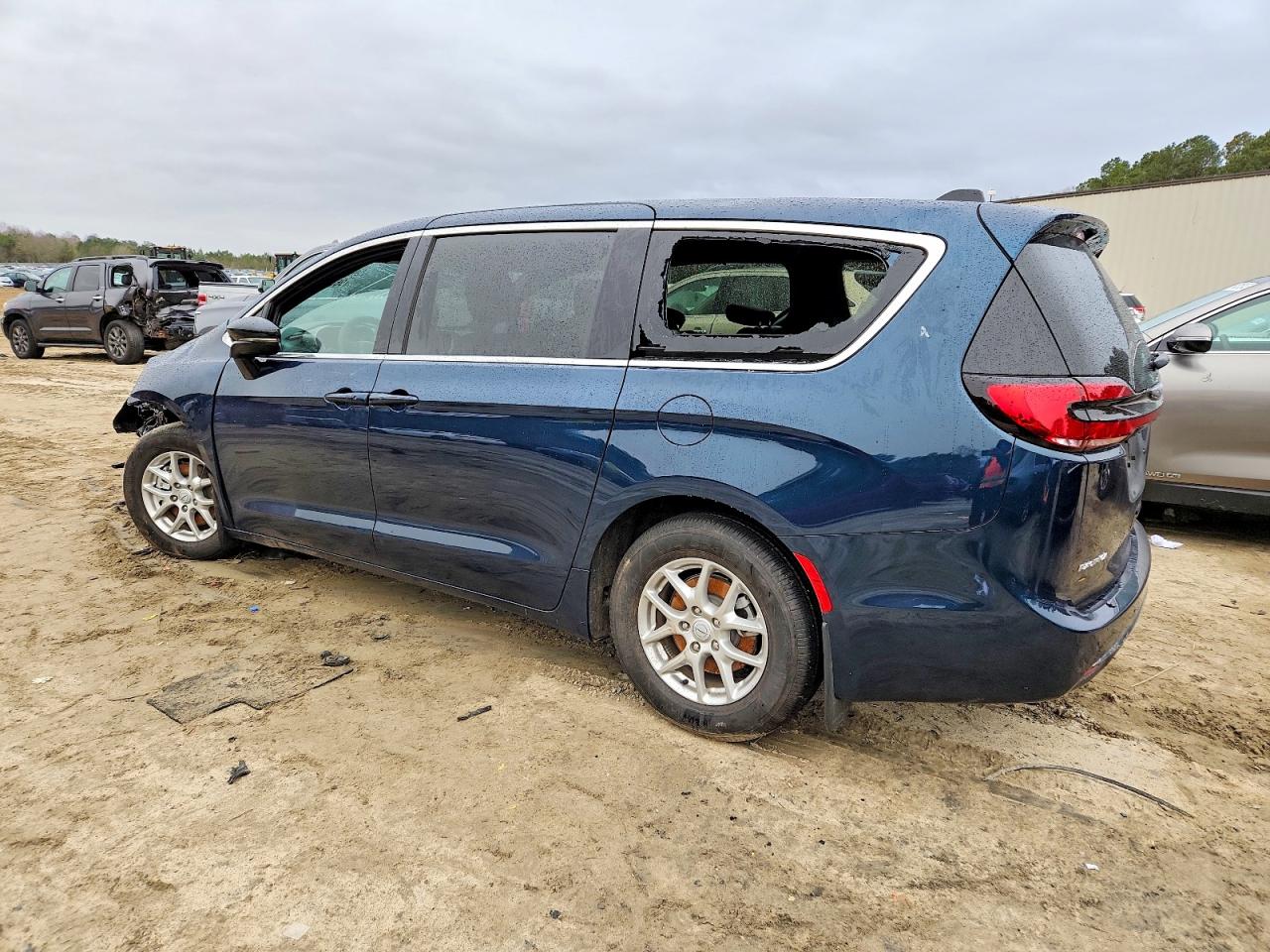 2025 CHRYSLER PACIFICA SELECT photo 2