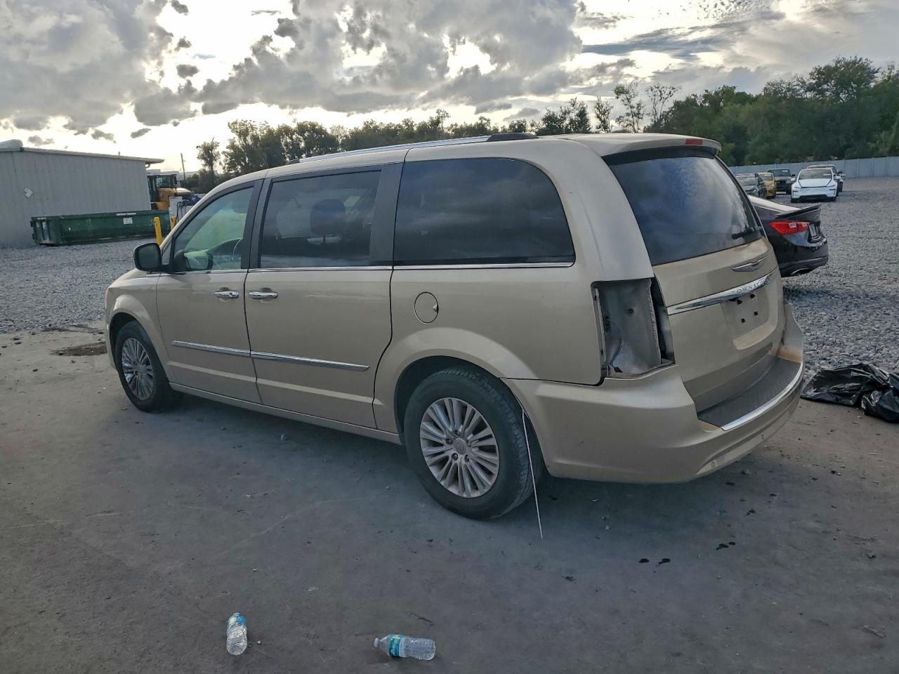 2013 CHRYSLER TOWN & COUNTRY LIMITED photo 4