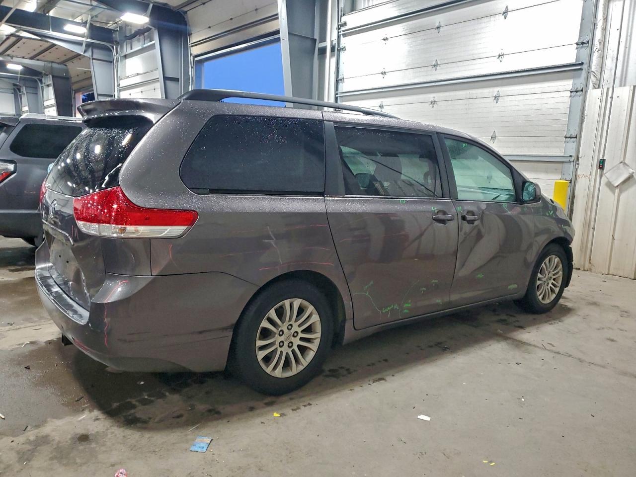 2013 TOYOTA SIENNA XLE photo 3