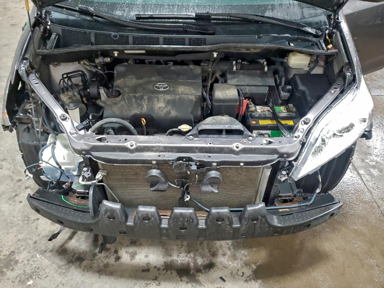 2013 TOYOTA SIENNA XLE photo 12