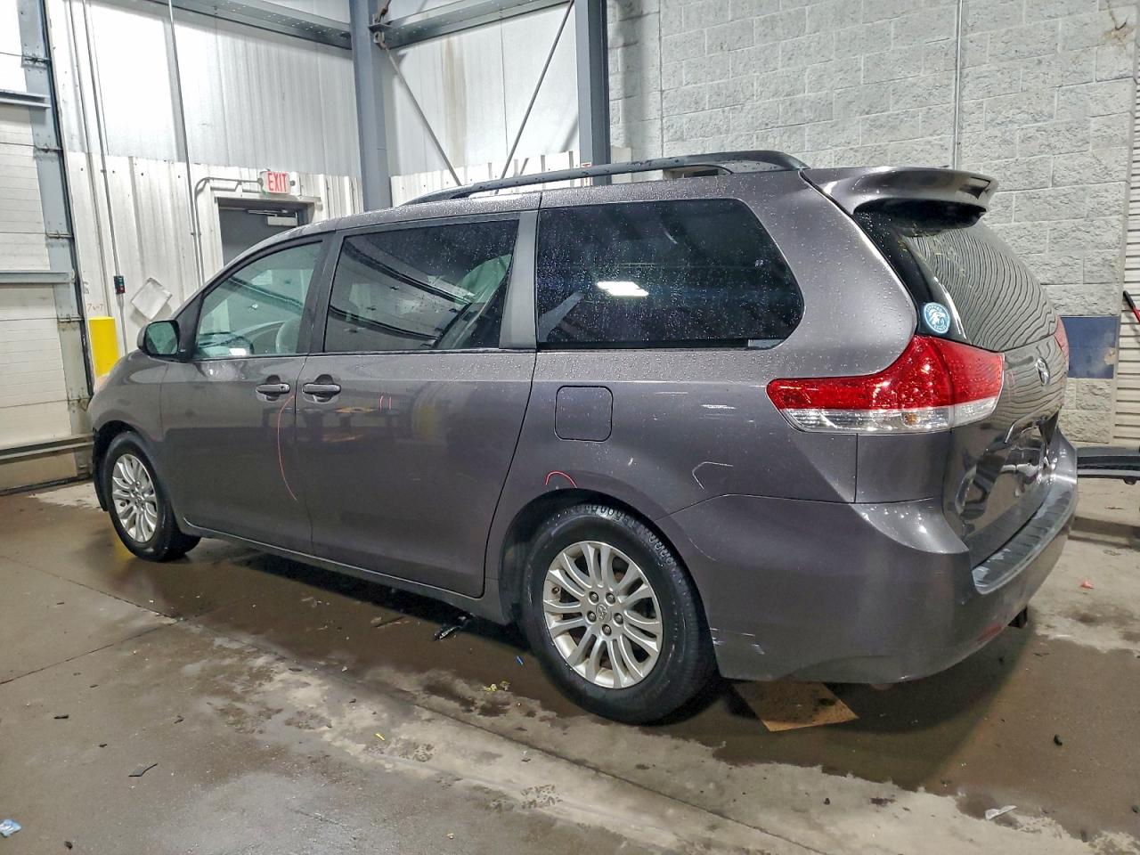 2013 TOYOTA SIENNA XLE photo 2