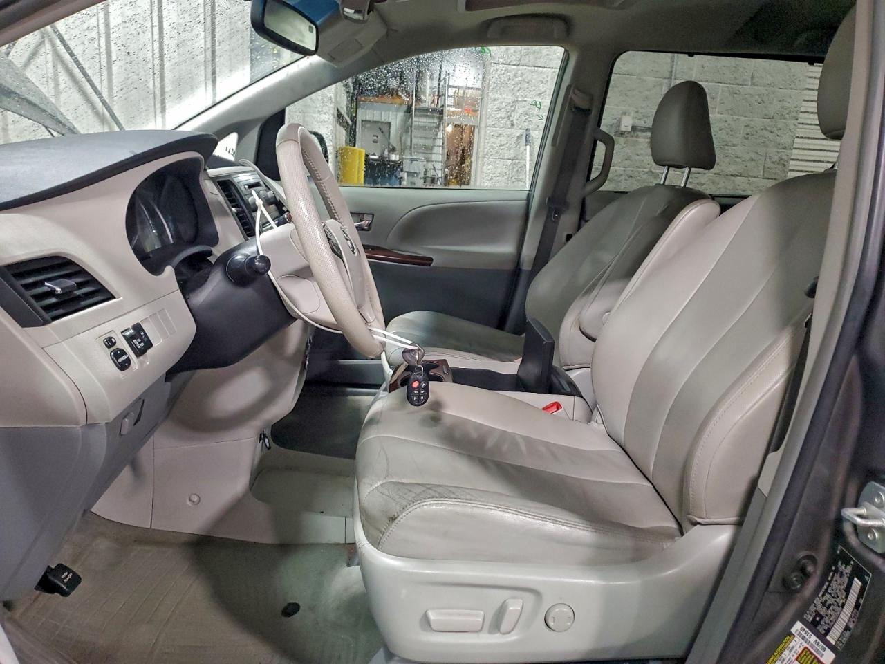 2013 TOYOTA SIENNA XLE photo 7