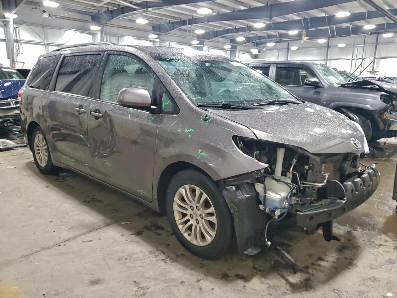 2013 TOYOTA SIENNA XLE photo 4