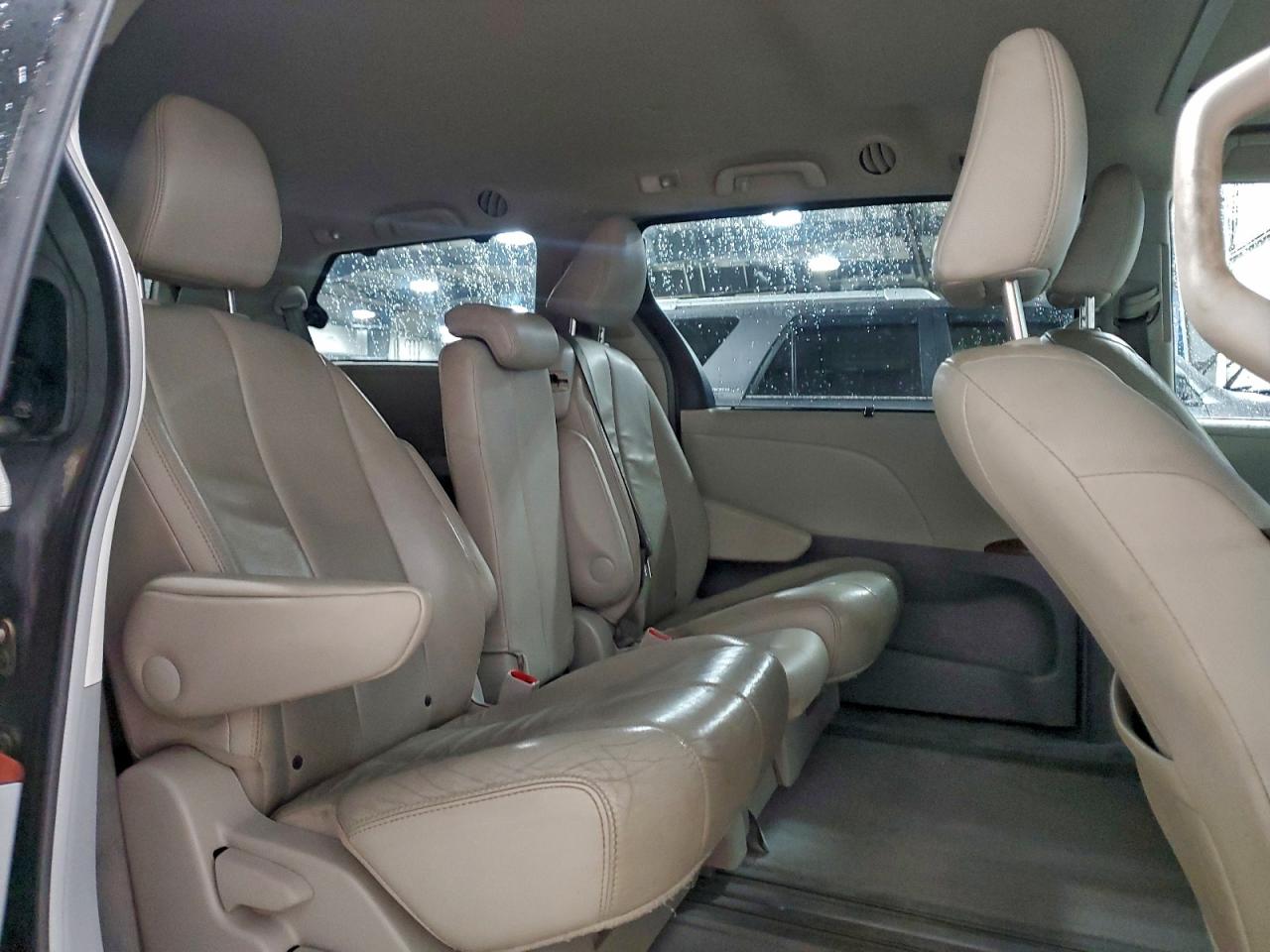 2013 TOYOTA SIENNA XLE photo 11