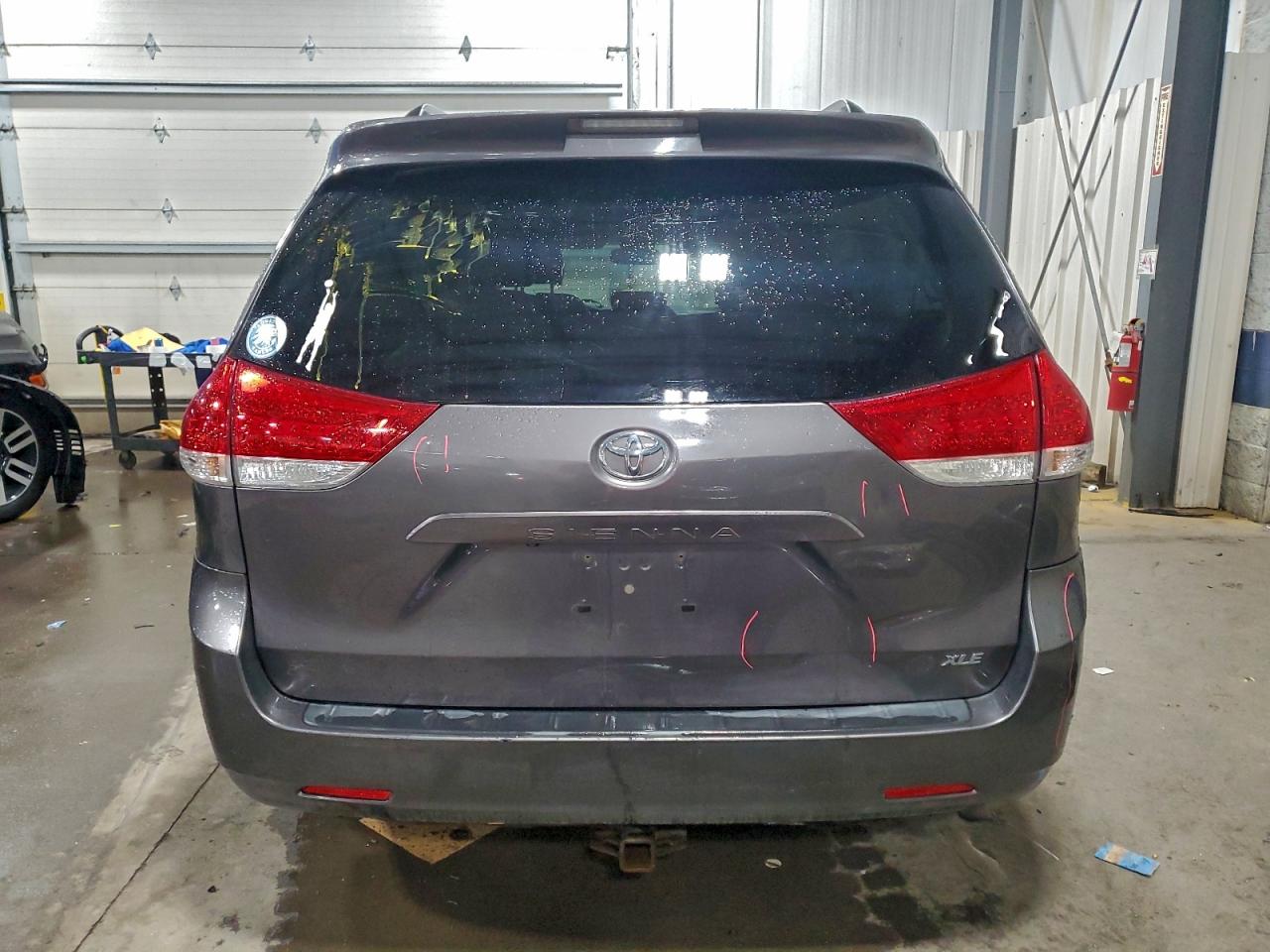 2013 TOYOTA SIENNA XLE photo 6