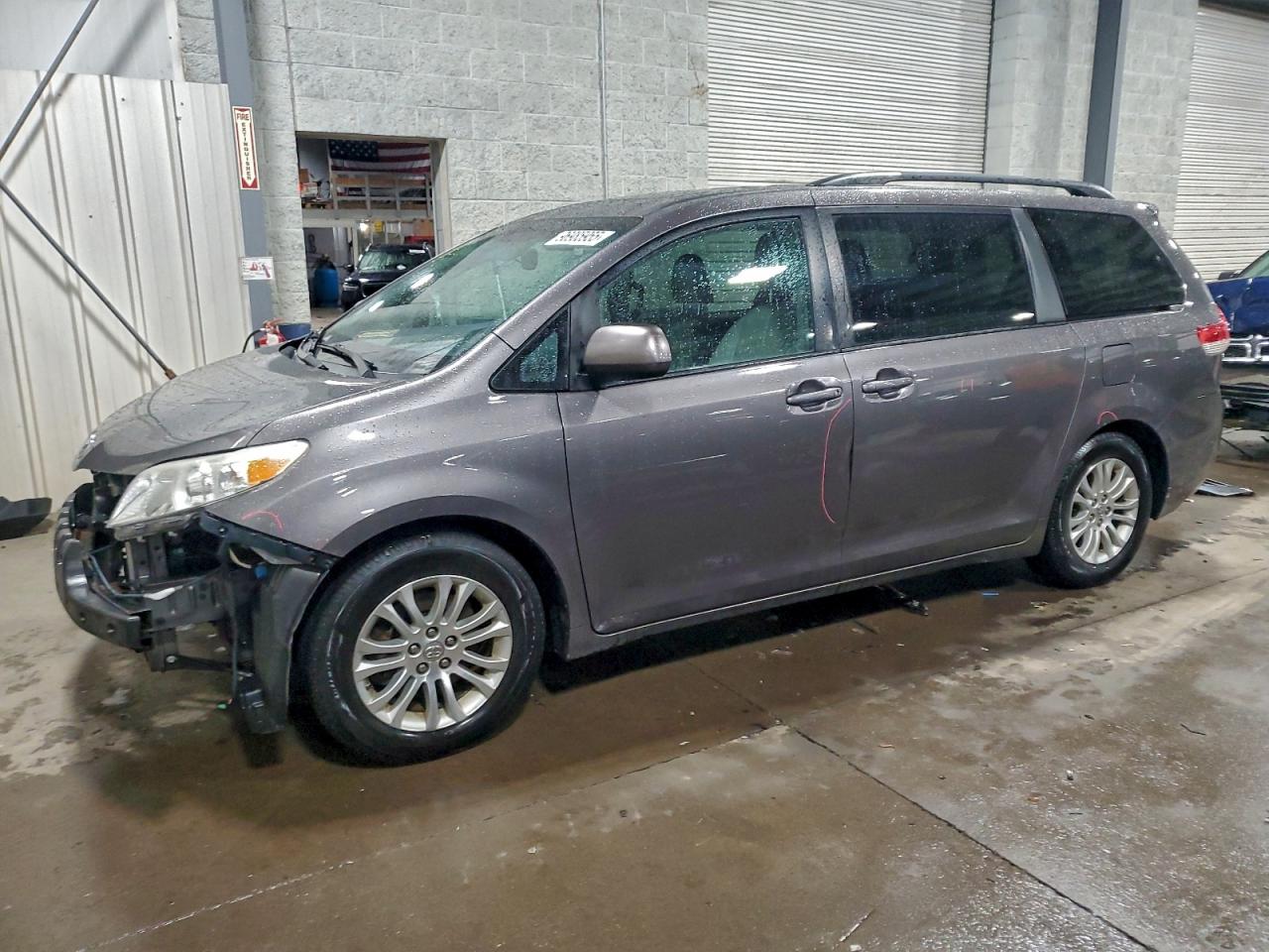 2013 TOYOTA SIENNA