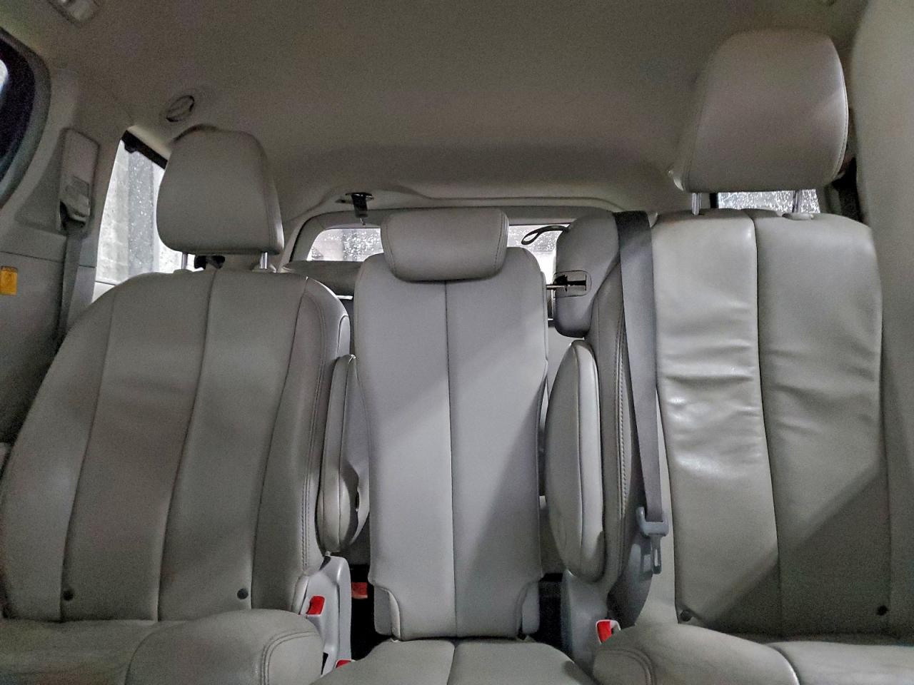 2013 TOYOTA SIENNA XLE photo 10