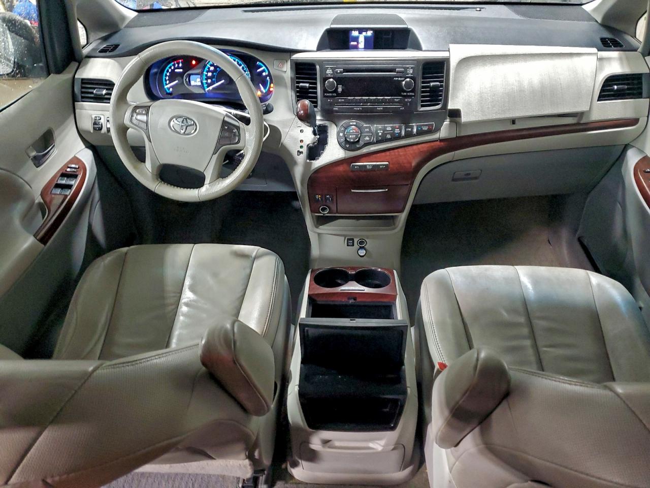 2013 TOYOTA SIENNA XLE photo 8