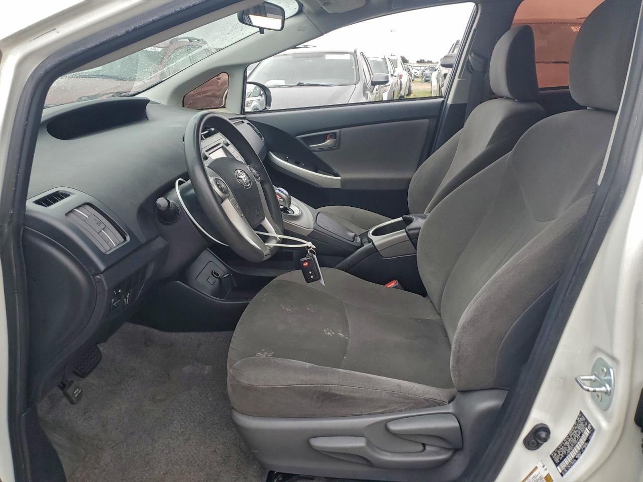 2015 TOYOTA PRIUS photo 13