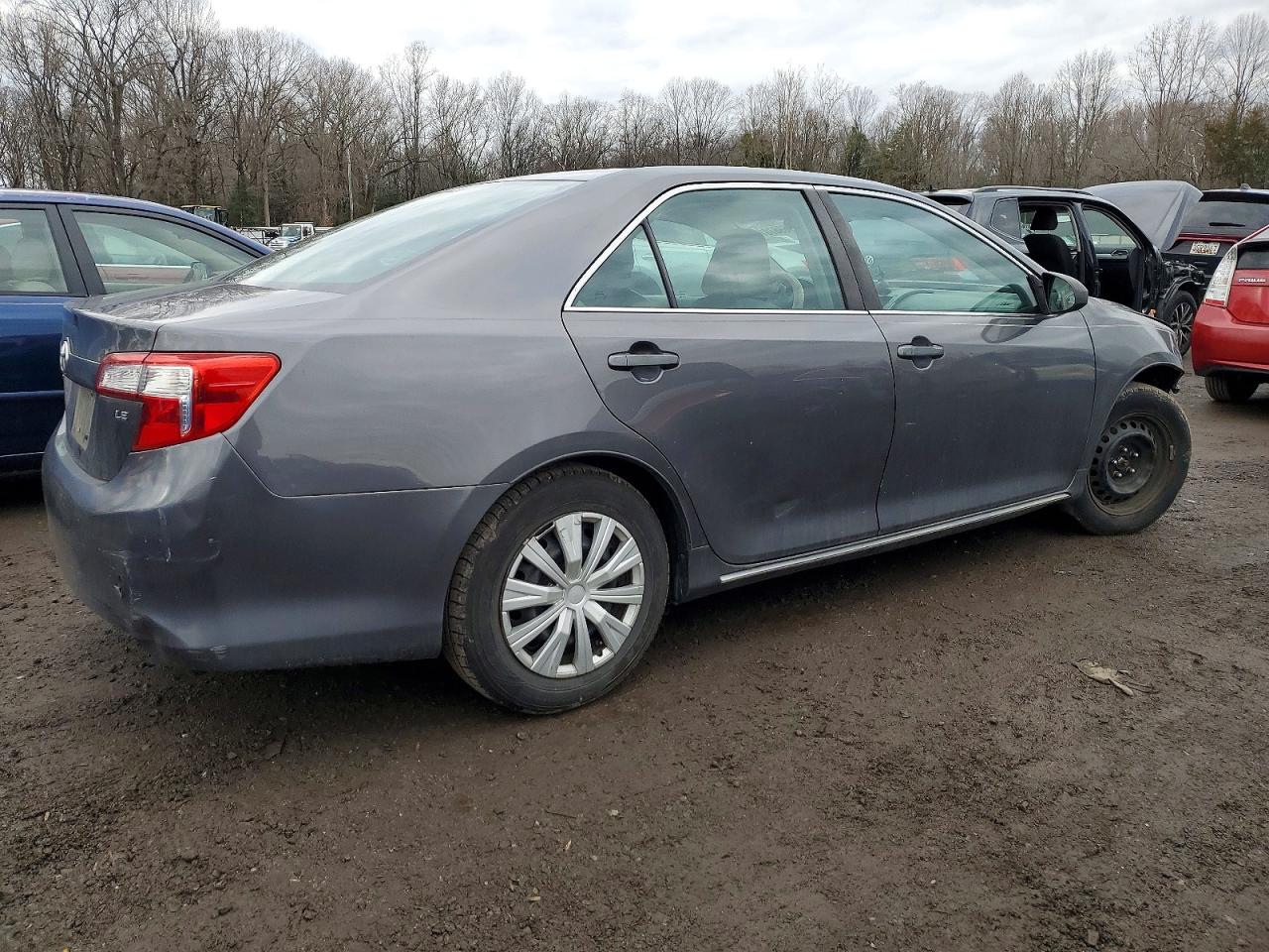 2014 TOYOTA CAMRY L photo 3