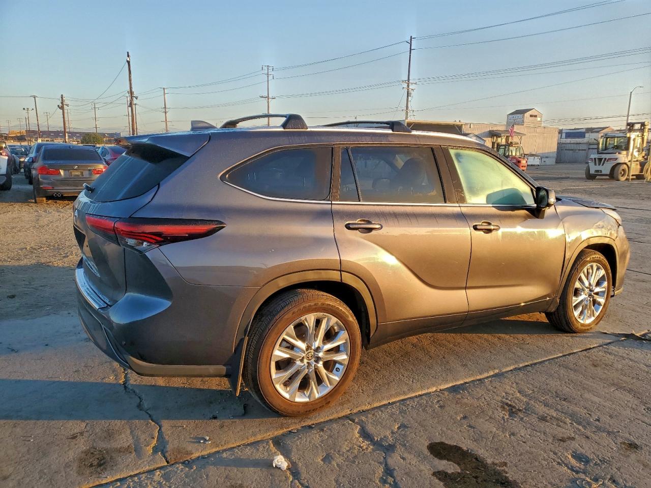 2024 TOYOTA HIGHLANDER LE photo 3