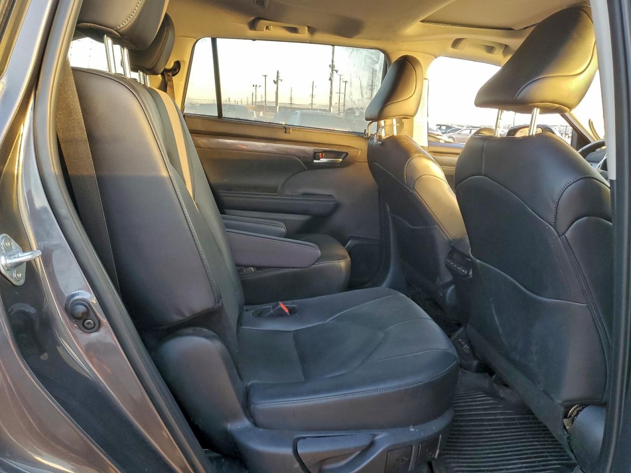 2024 TOYOTA HIGHLANDER LE photo 11