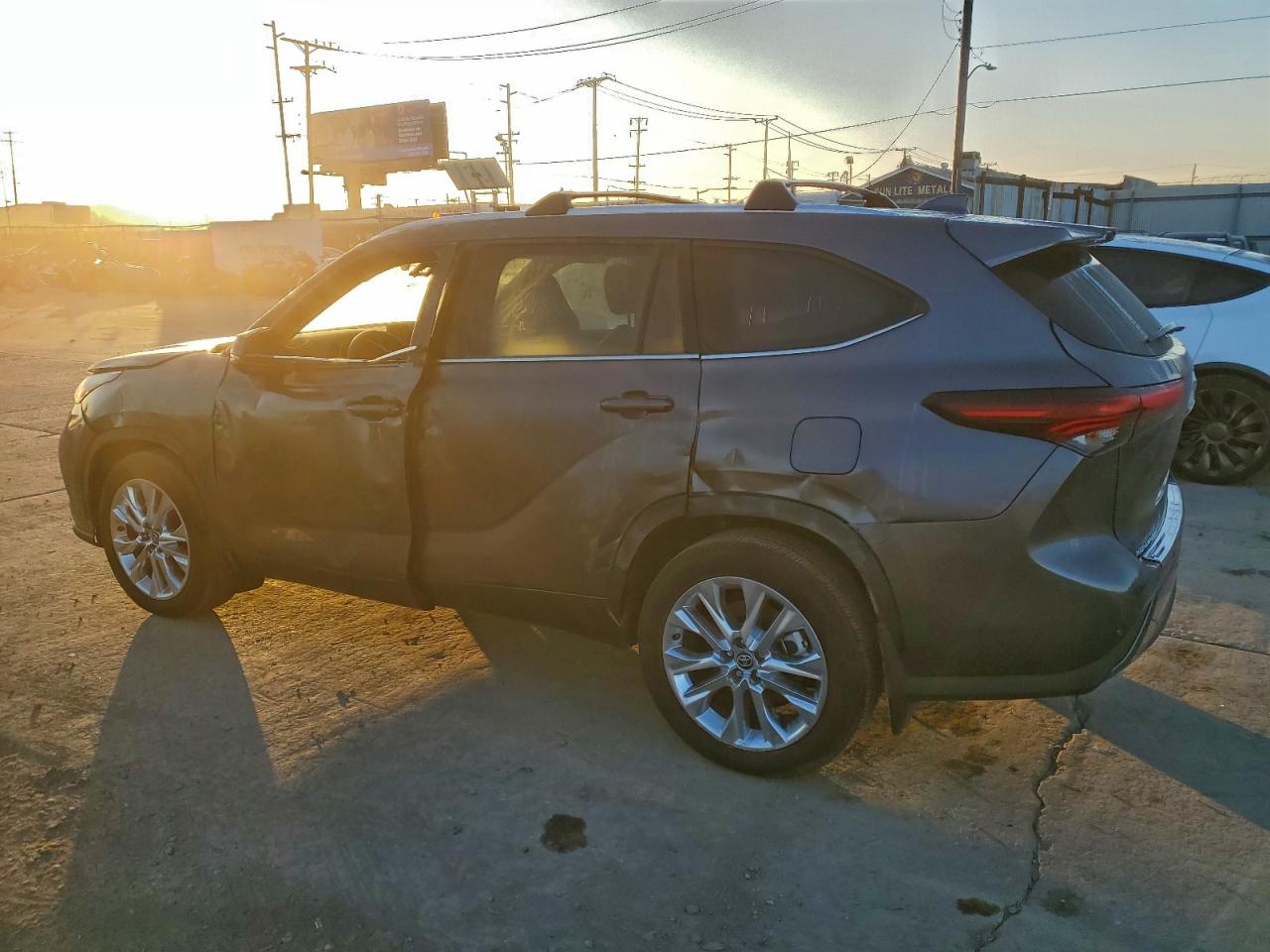 2024 TOYOTA HIGHLANDER LE photo 2