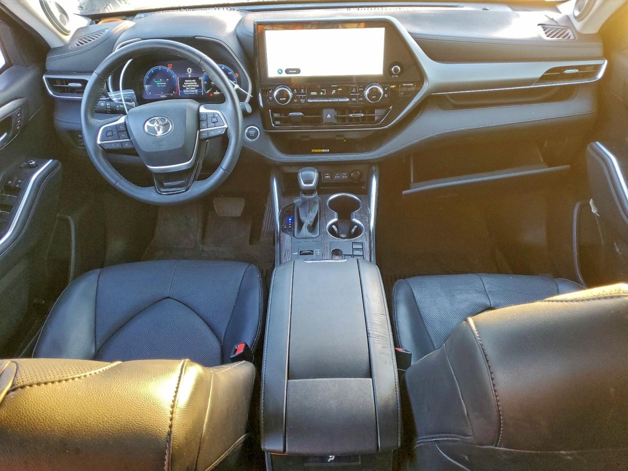 2024 TOYOTA HIGHLANDER LE photo 8