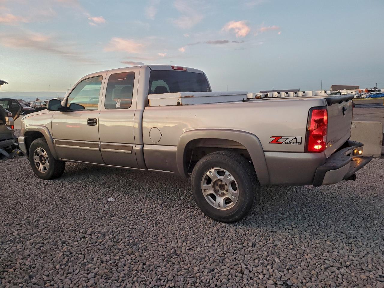 2006 CHEVROLET SILVERADO K1500 photo 2