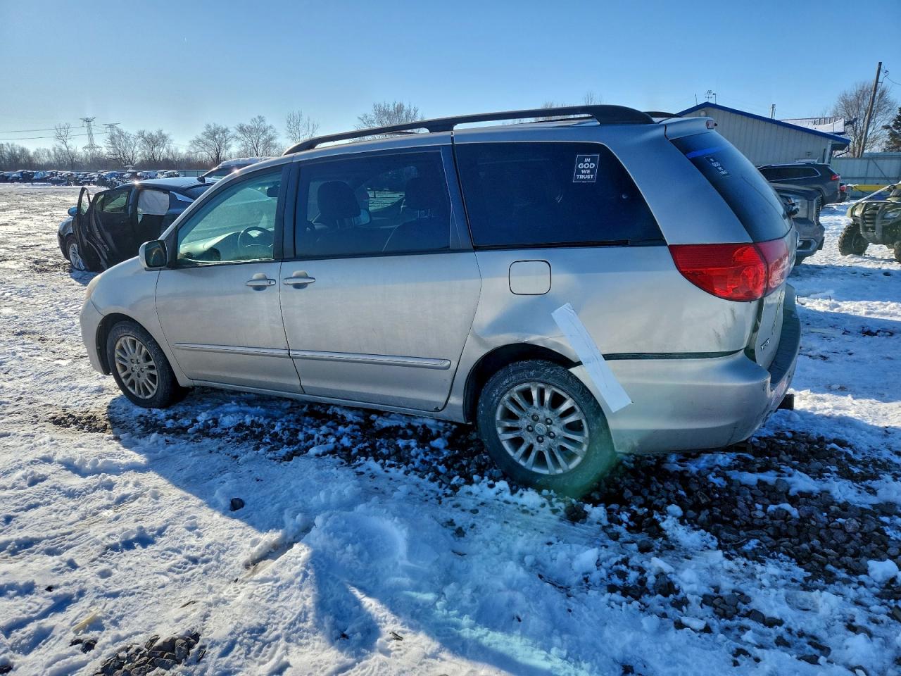 2009 TOYOTA SIENNA XLE photo 2