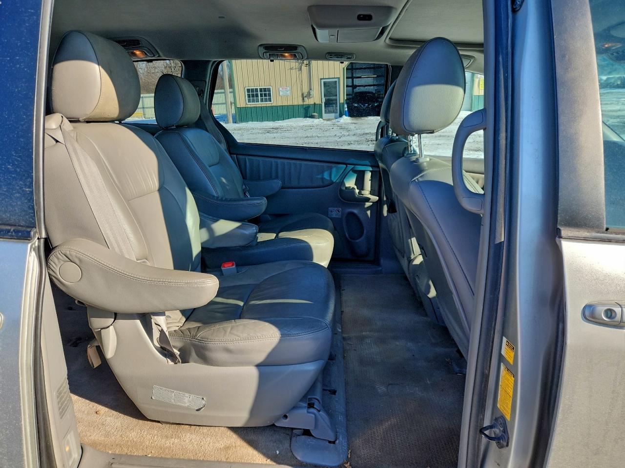 2009 TOYOTA SIENNA XLE photo 11