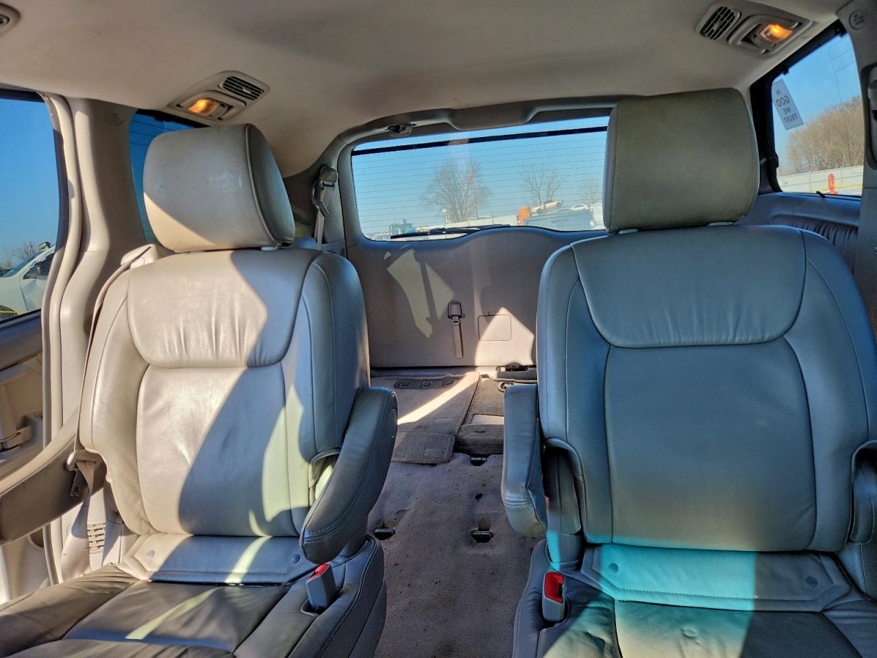 2009 TOYOTA SIENNA XLE photo 10