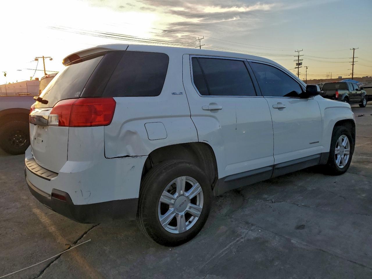 2015 GMC TERRAIN SLE photo 3