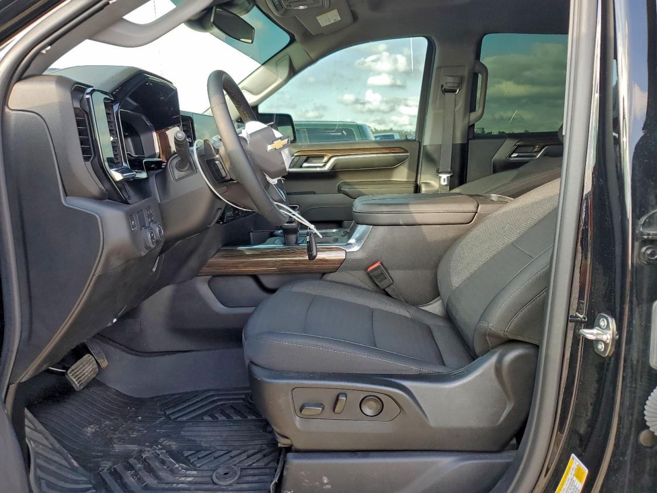 2024 CHEVROLET SILVERADO C1500 LT photo 13