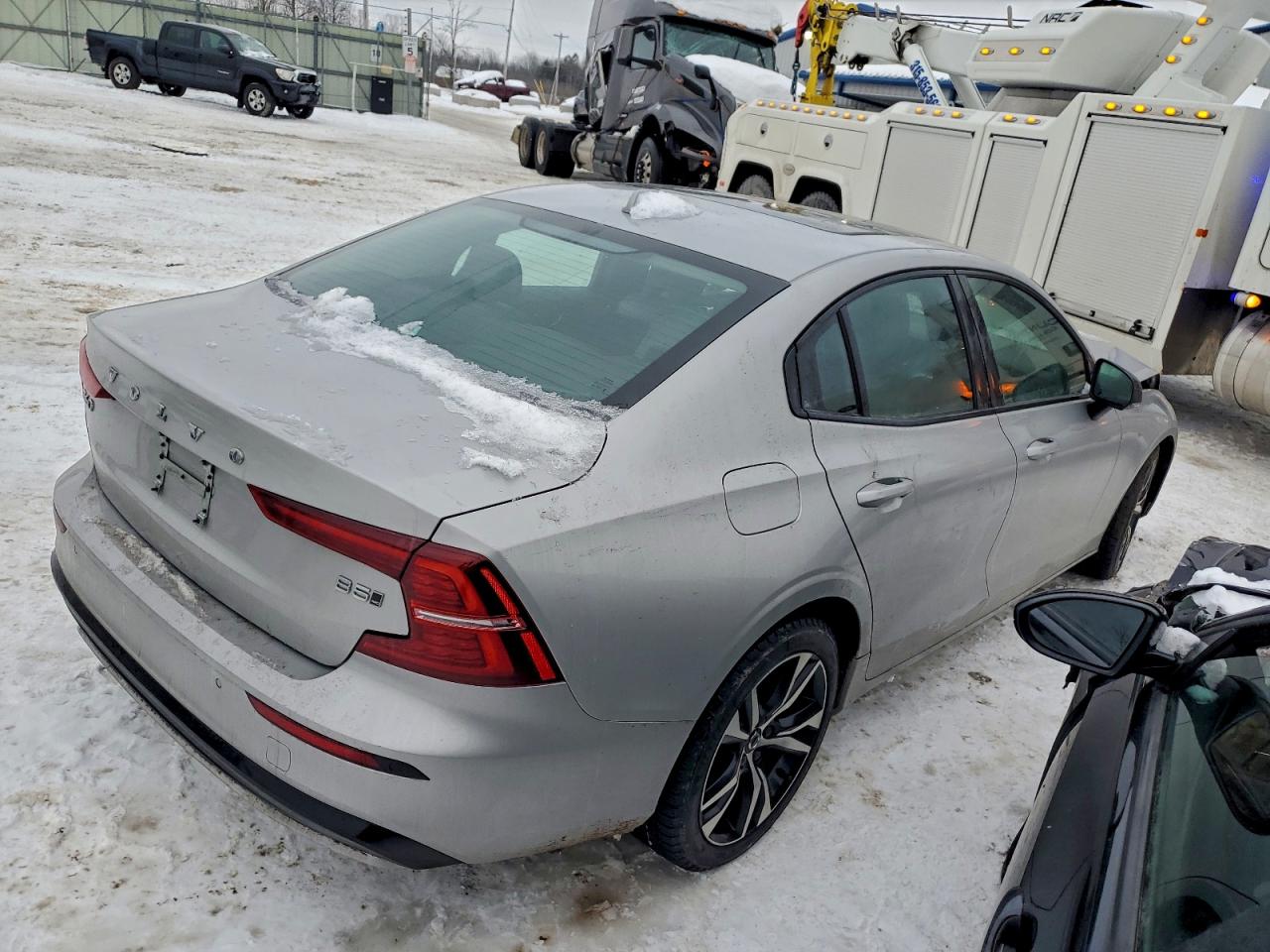 2024 VOLVO S60 CORE photo 3
