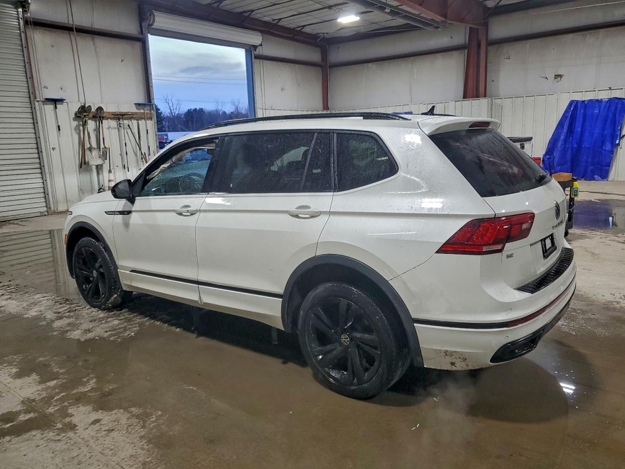 2024 VOLKSWAGEN TIGUAN SE R-LINE BLACK photo 2