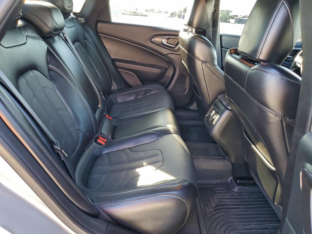 2015 CHRYSLER 200 S photo 10