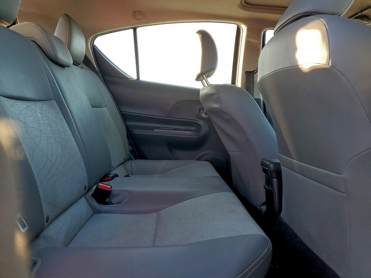 2015 TOYOTA PRIUS C photo 19