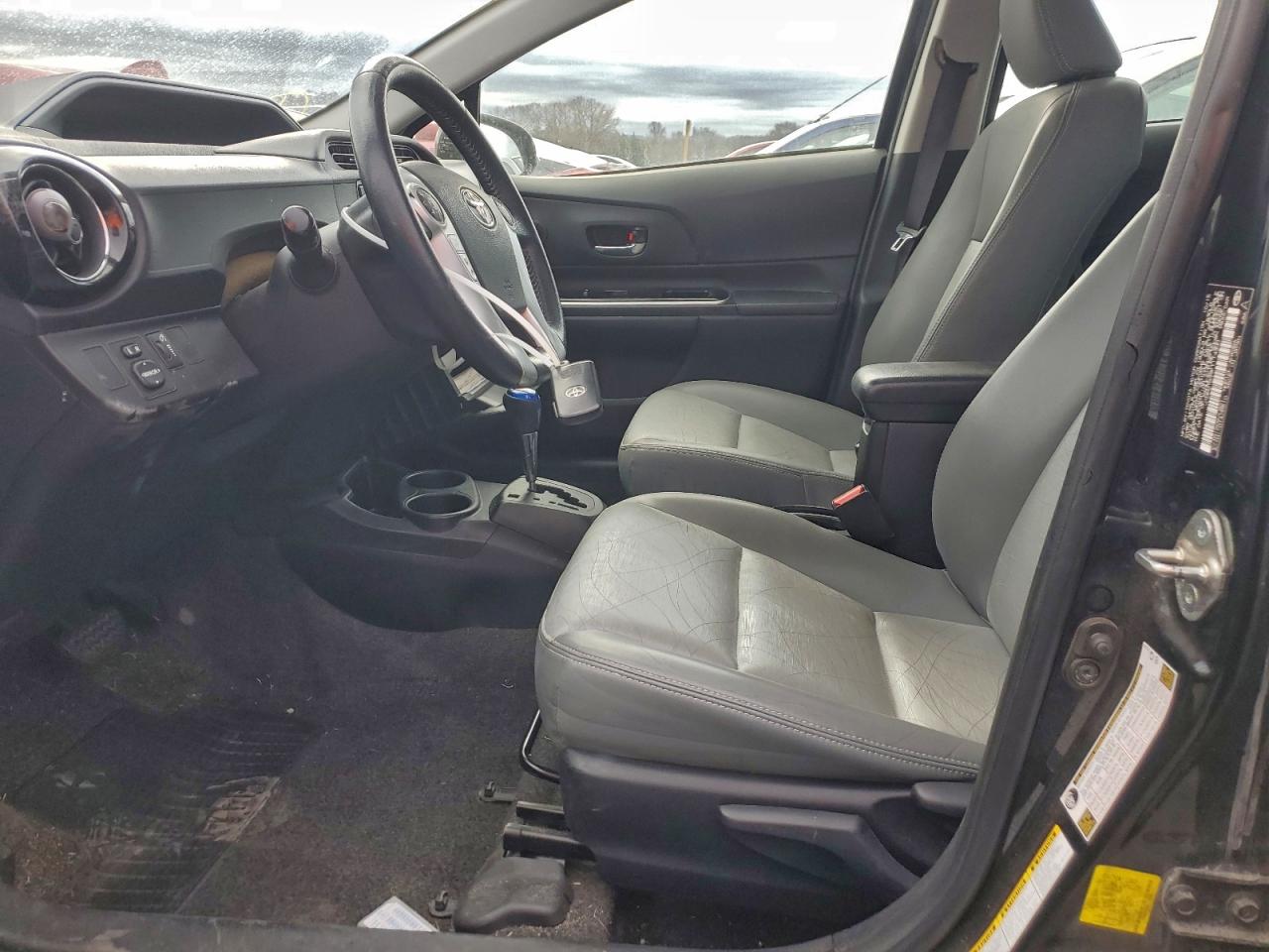 2015 TOYOTA PRIUS C photo 13