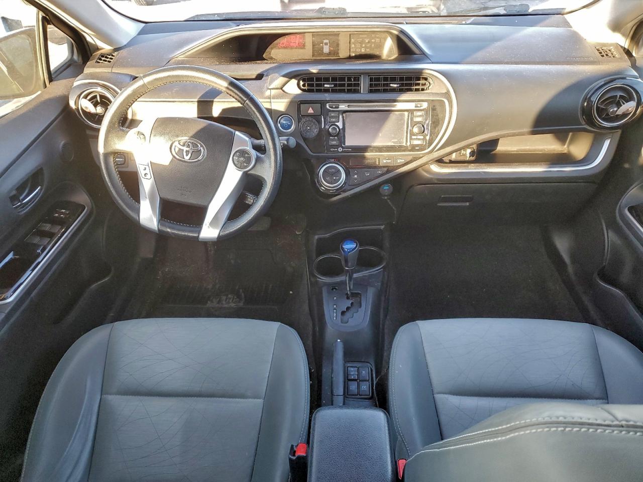 2015 TOYOTA PRIUS C photo 15