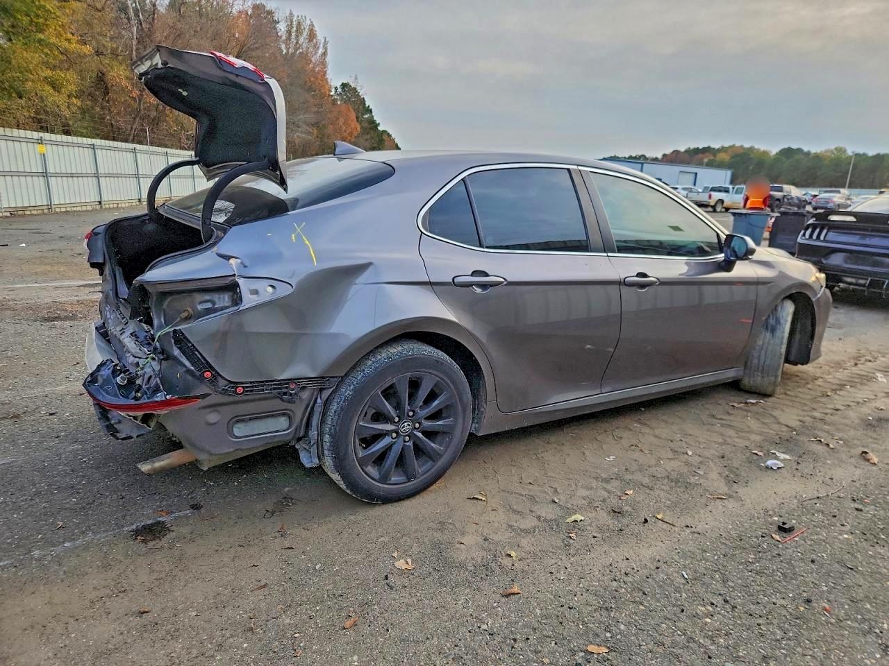 2020 TOYOTA CAMRY LE photo 3
