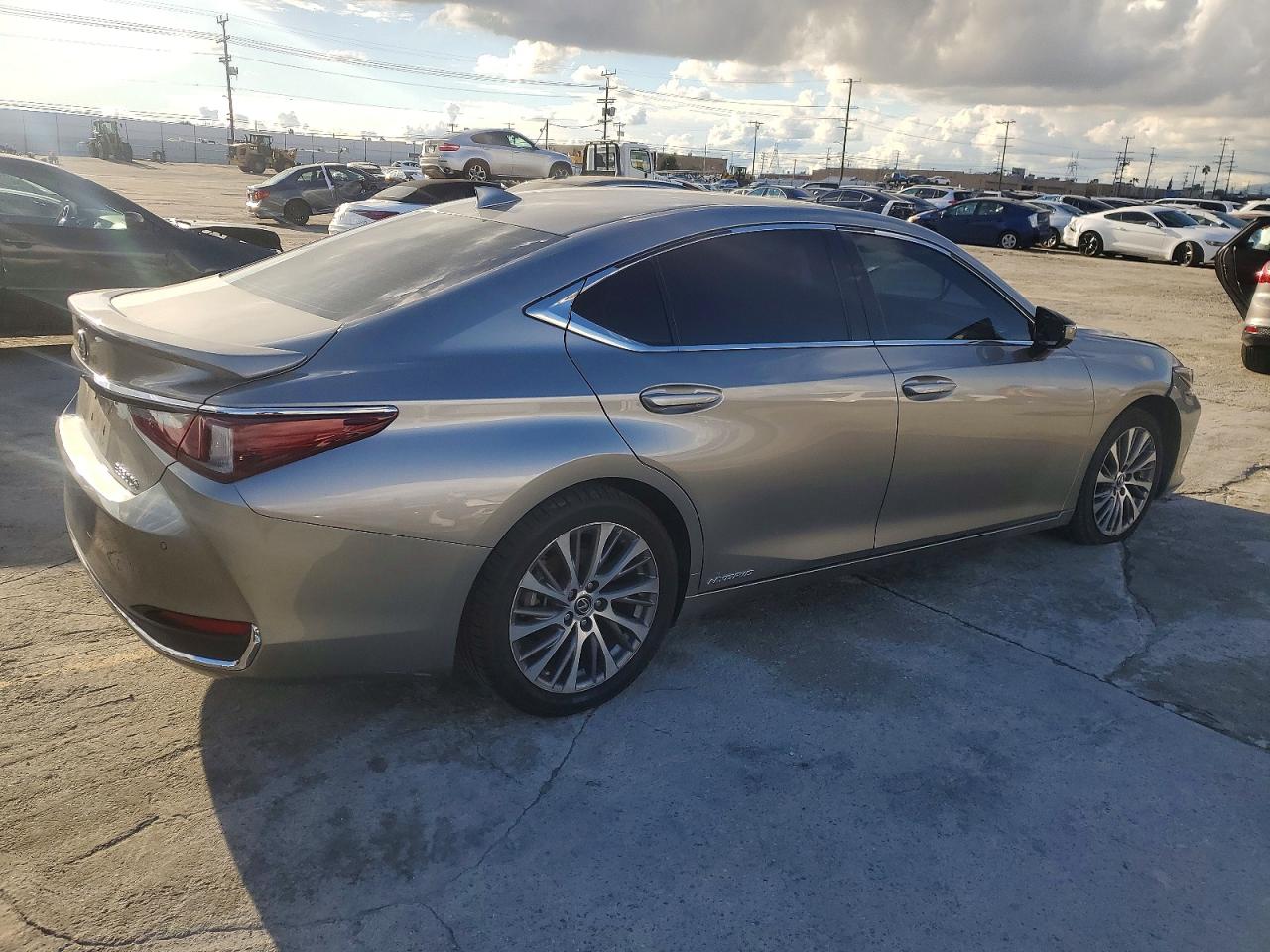 2020 LEXUS ES 300H photo 3