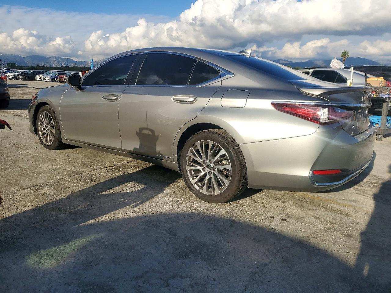 2020 LEXUS ES 300H photo 2