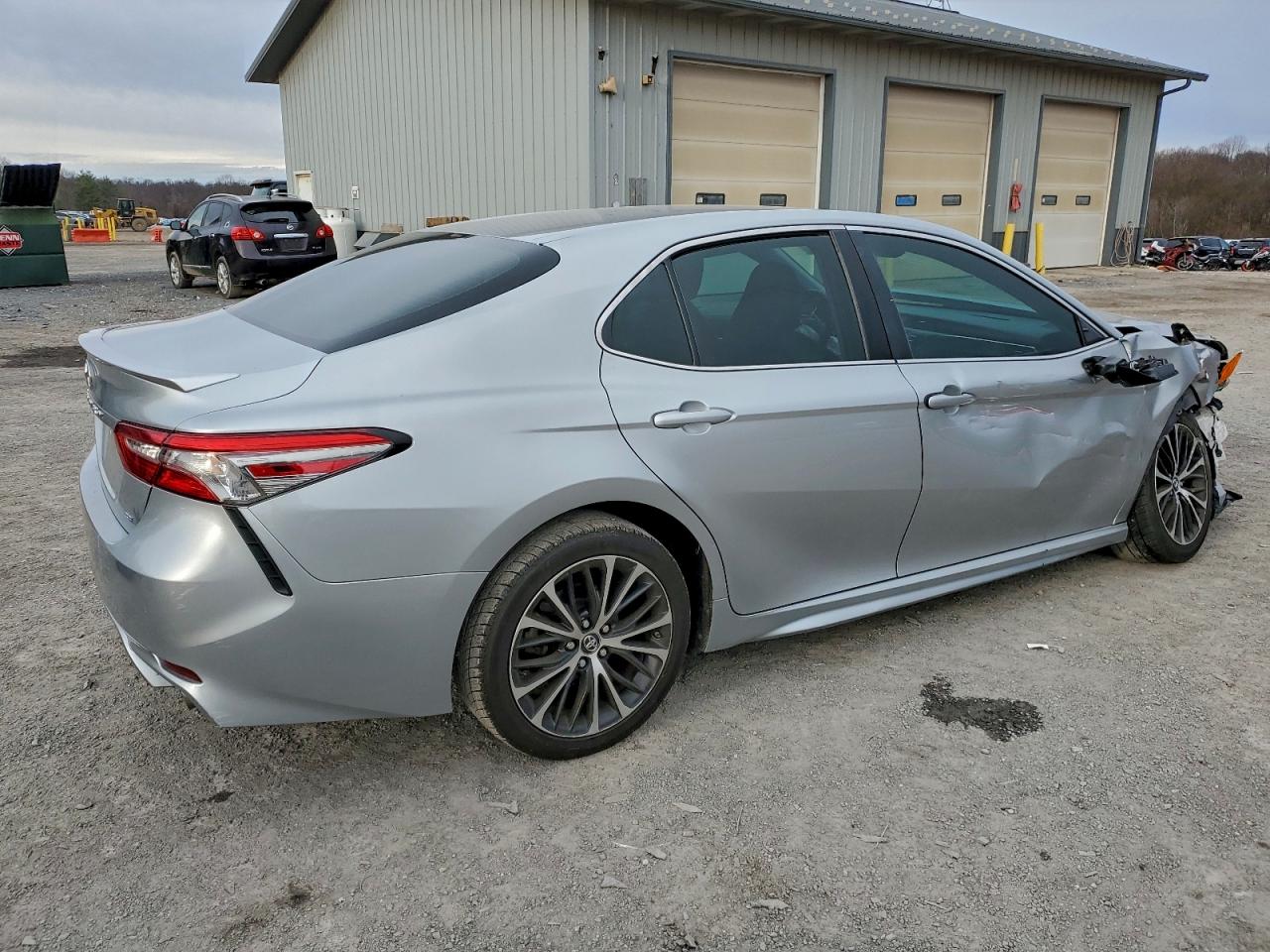 2018 TOYOTA CAMRY L photo 3
