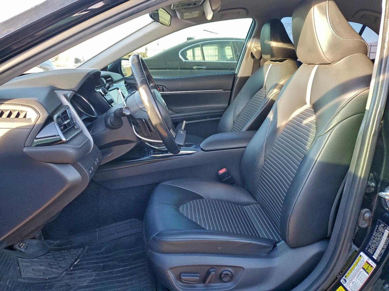 2020 TOYOTA CAMRY SE photo 19