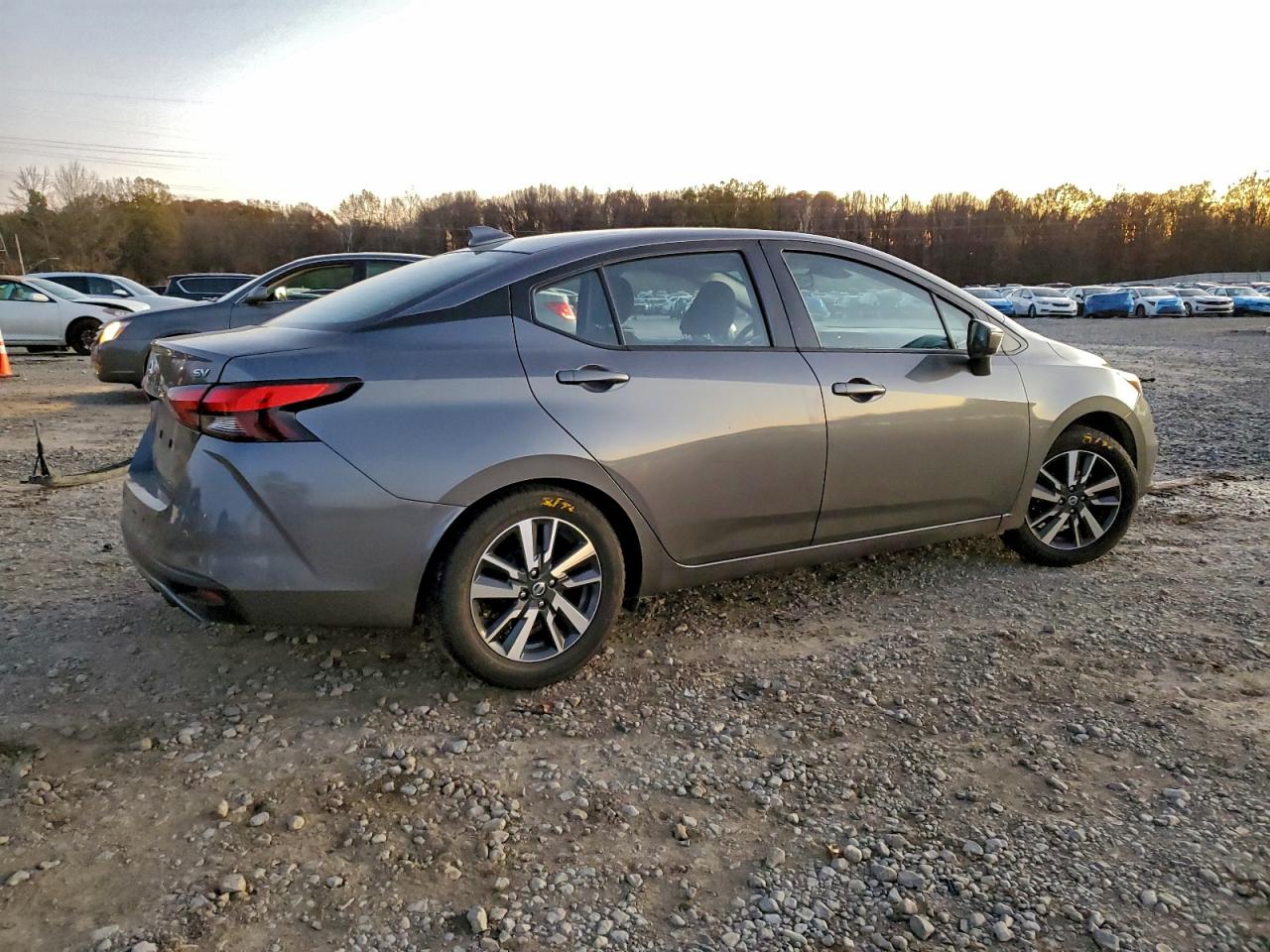 2021 NISSAN VERSA SV photo 3
