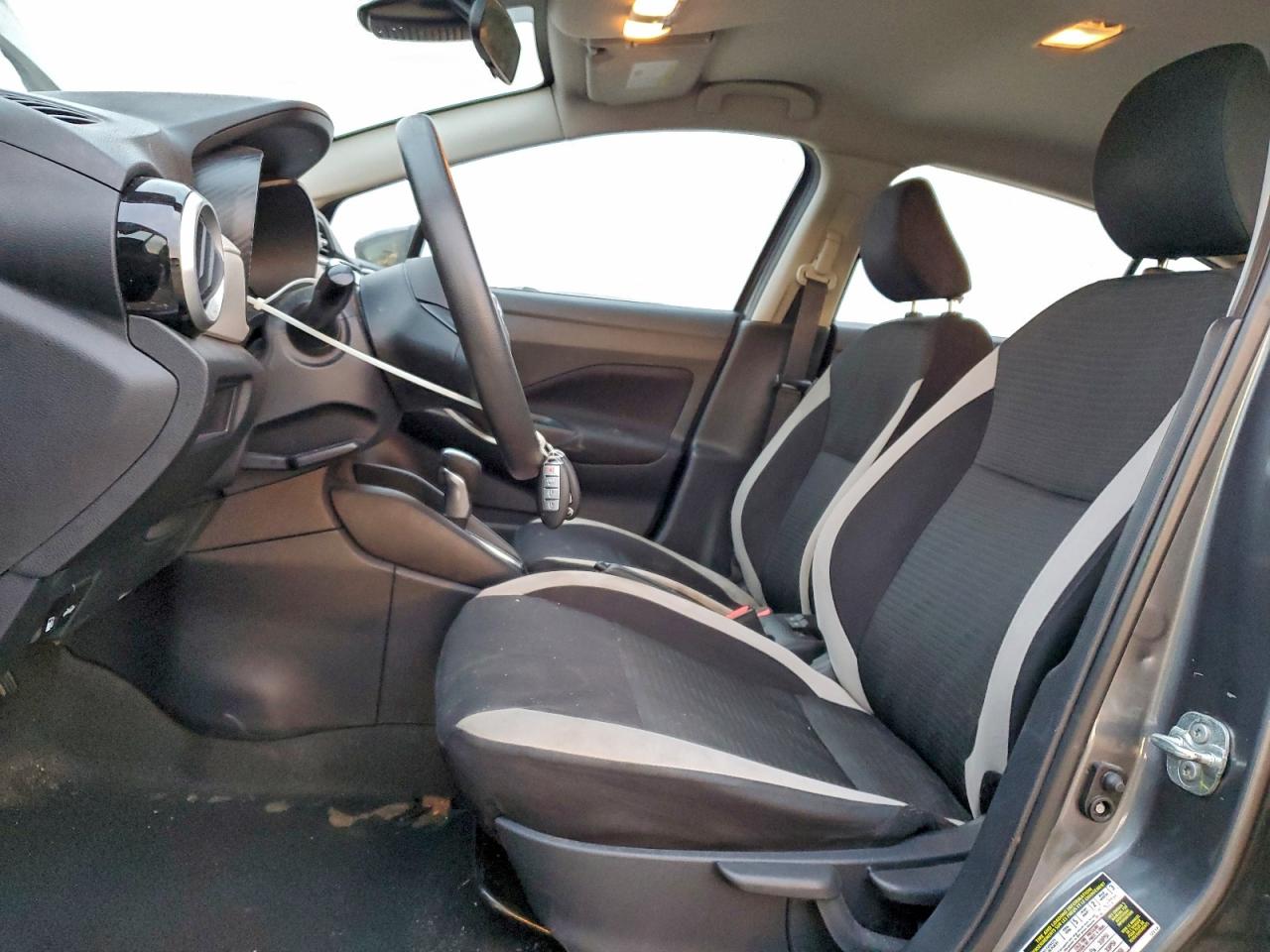 2021 NISSAN VERSA SV photo 7