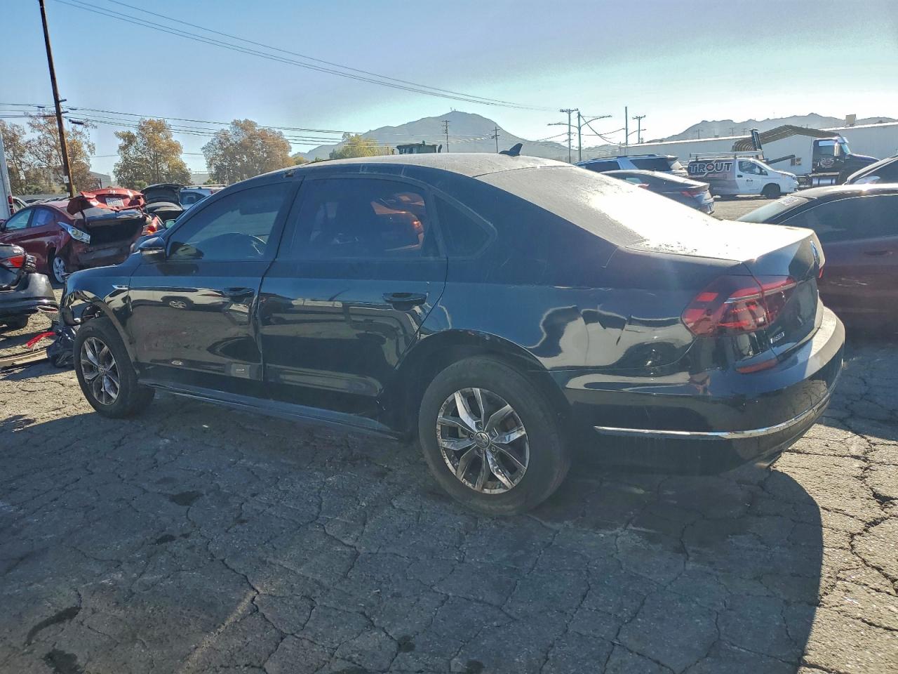 2018 VOLKSWAGEN PASSAT S photo 2