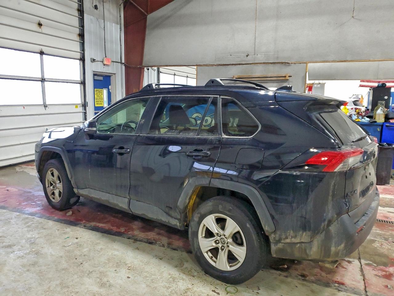 2021 TOYOTA RAV4 XLE photo 2