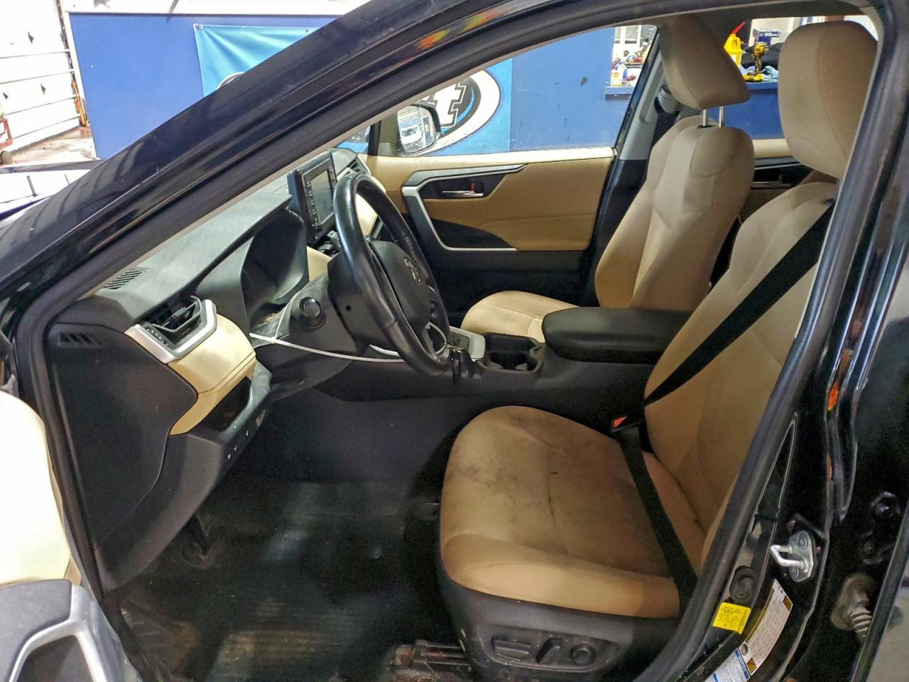 2021 TOYOTA RAV4 XLE photo 7