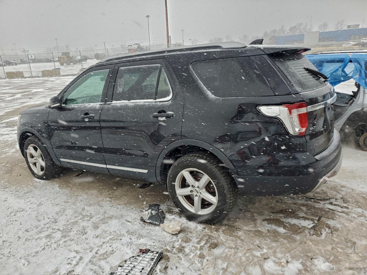 2016 FORD EXPLORER XLT photo 2