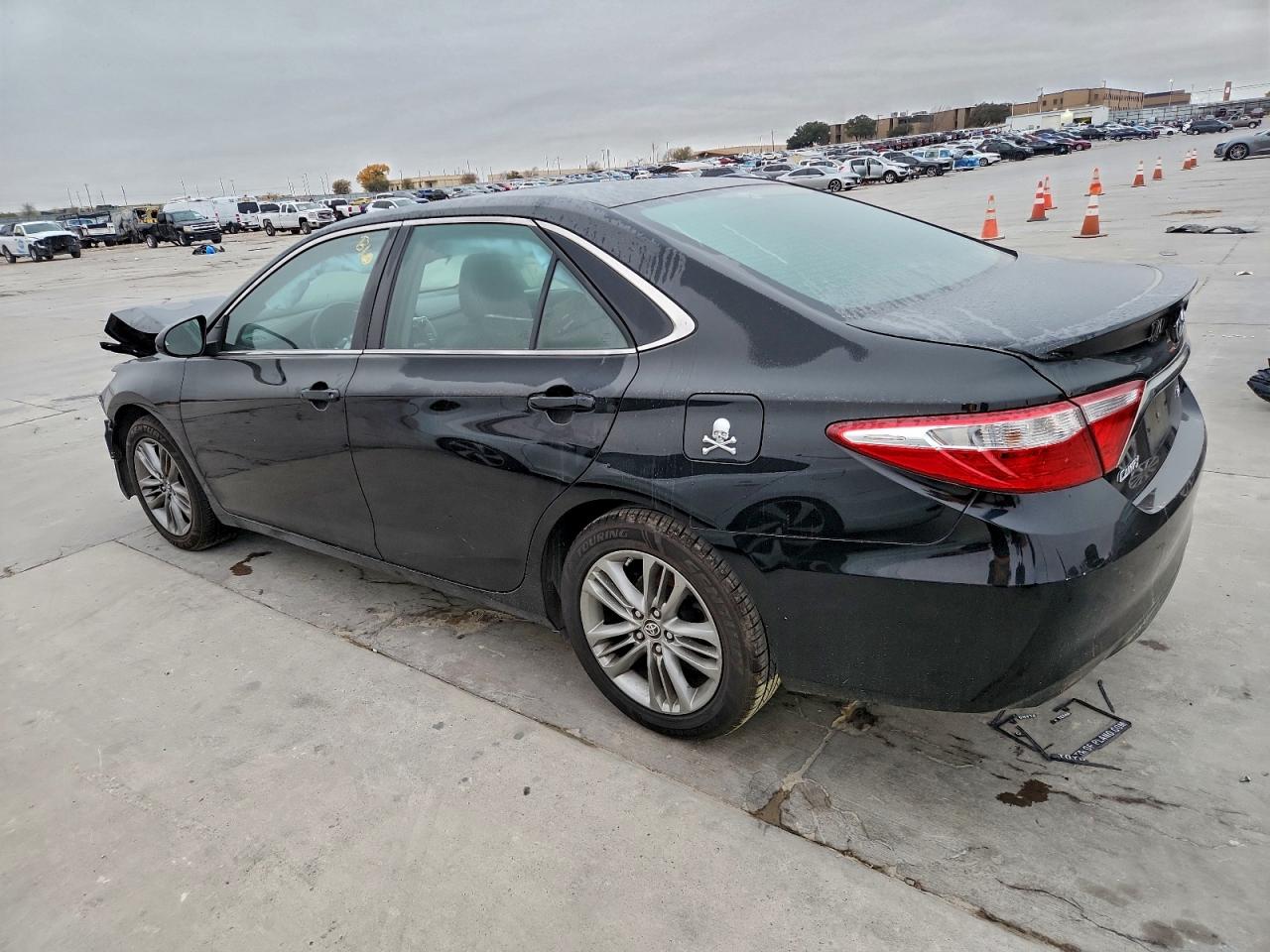 2016 TOYOTA CAMRY LE photo 2