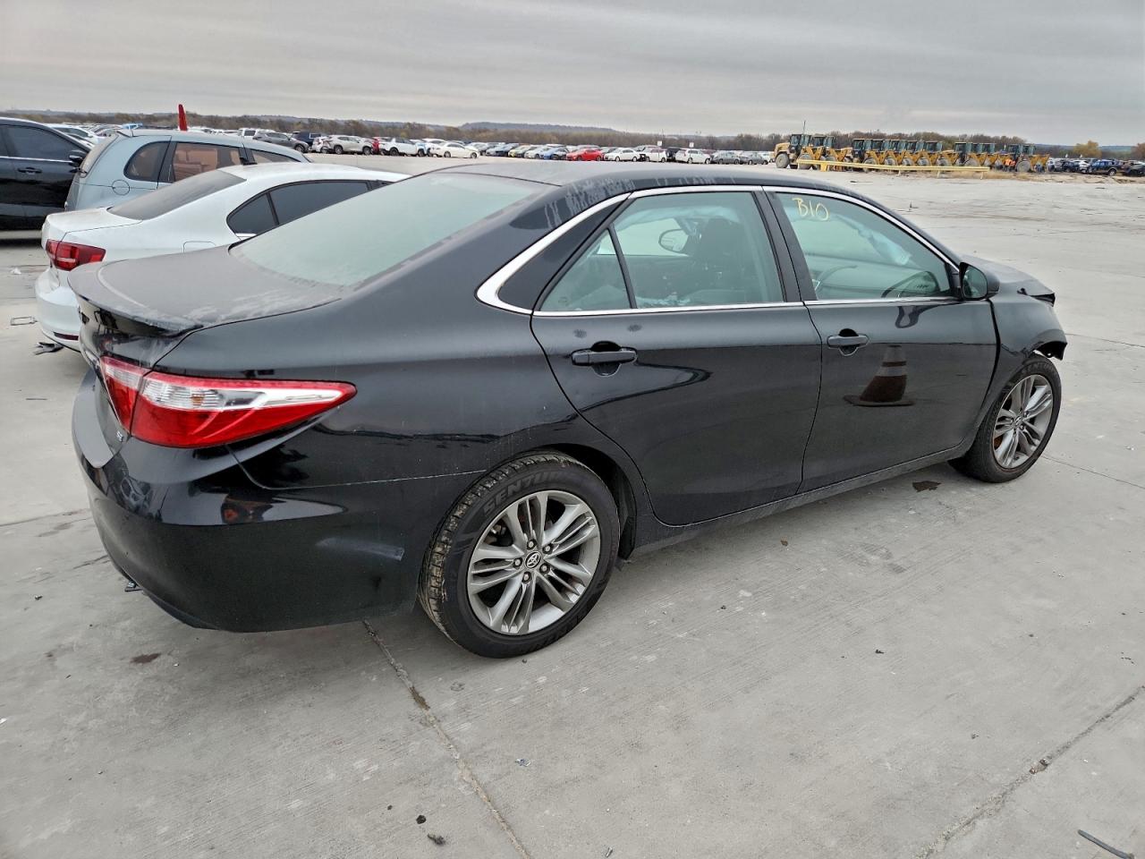 2016 TOYOTA CAMRY LE photo 3