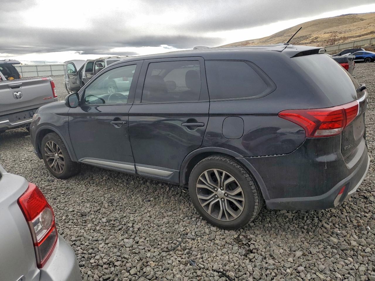 2016 MITSUBISHI OUTLANDER SE photo 3