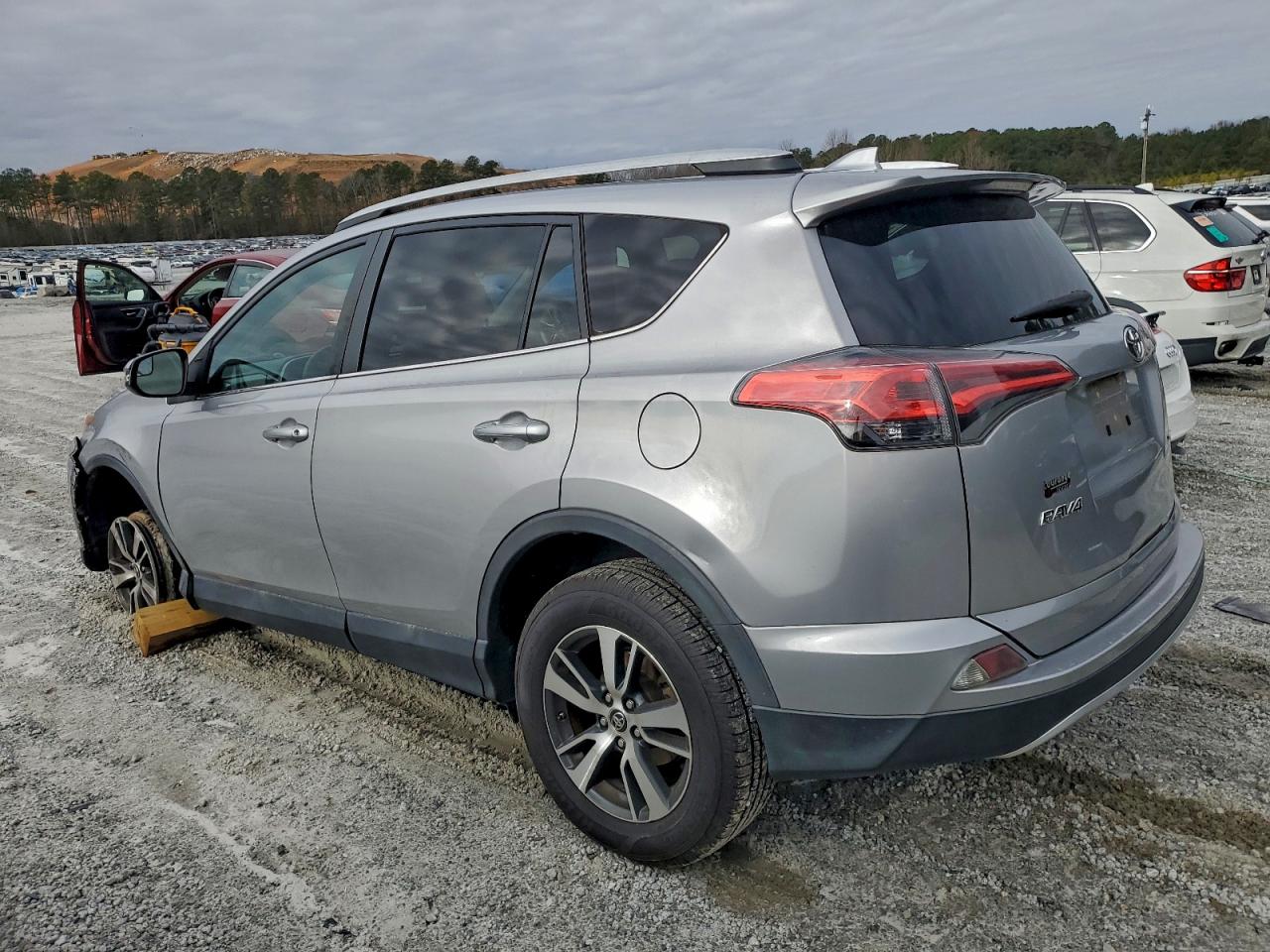 2016 TOYOTA RAV4 XLE photo 4