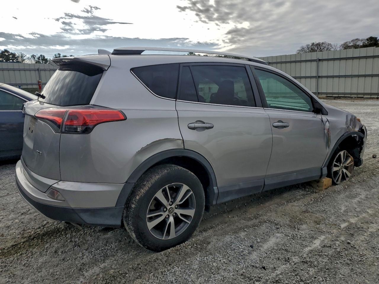 2016 TOYOTA RAV4 XLE photo 7