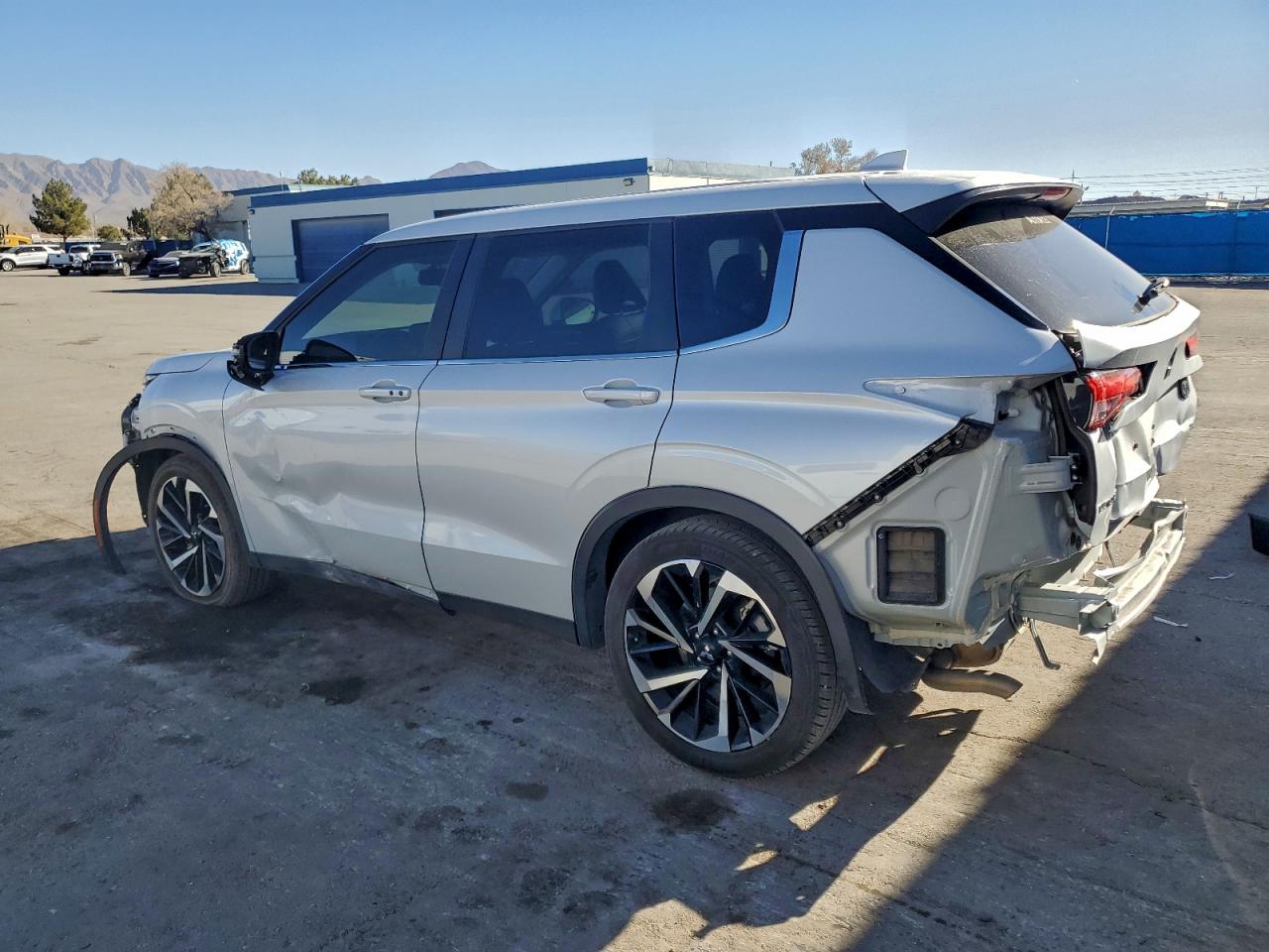 2024 MITSUBISHI OUTLANDER SE photo 3