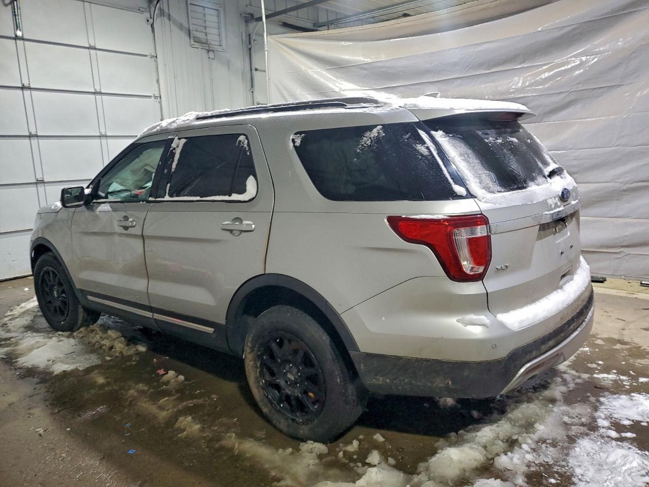 2017 FORD EXPLORER XLT photo 4