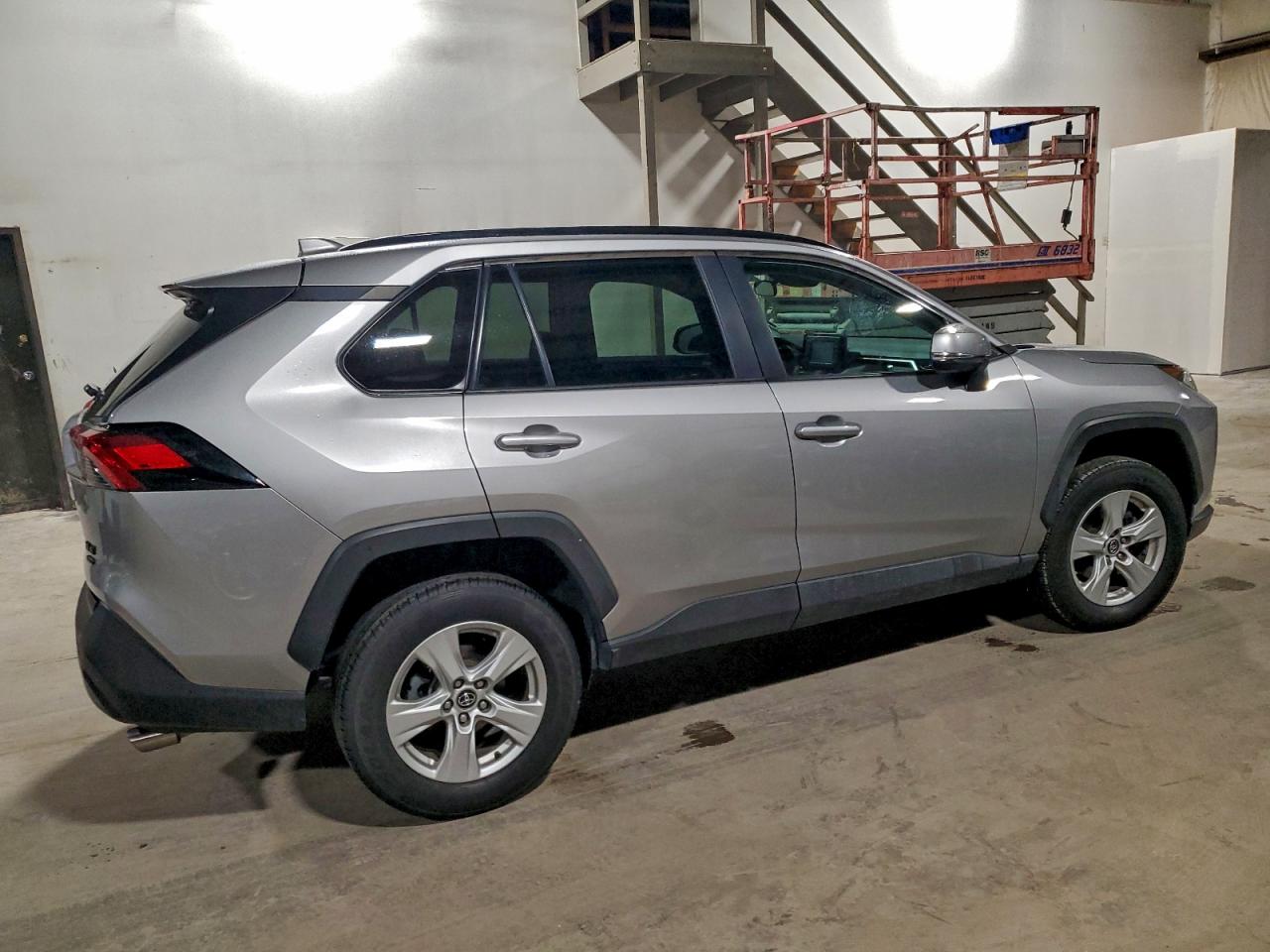 2019 TOYOTA RAV4 XLE photo 5